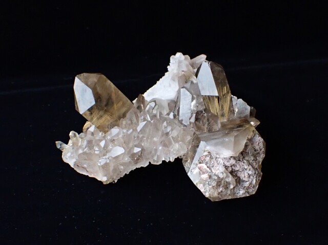 RE0786 ルチルクォーツ クラスター 380g