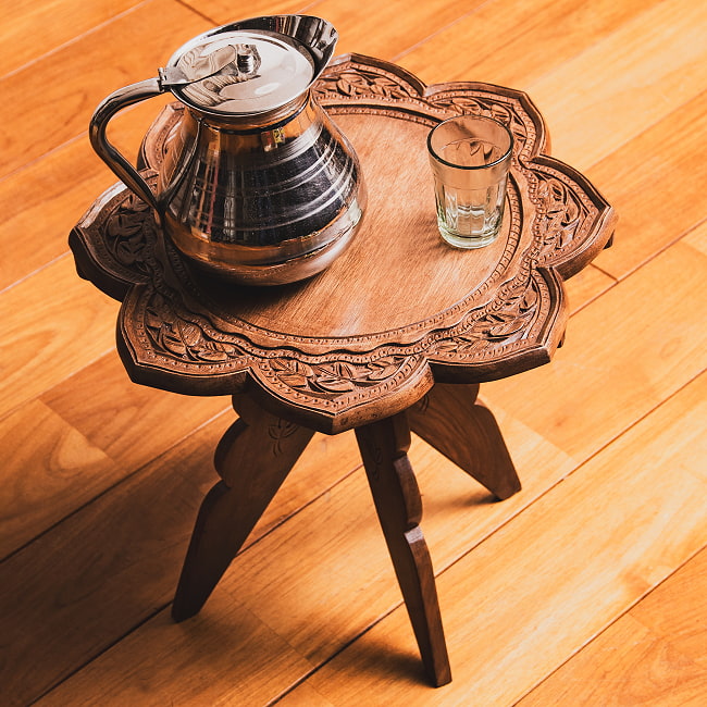 カシミールの細密彫刻 大輪花のサイドテーブル ウォールナット製 直径