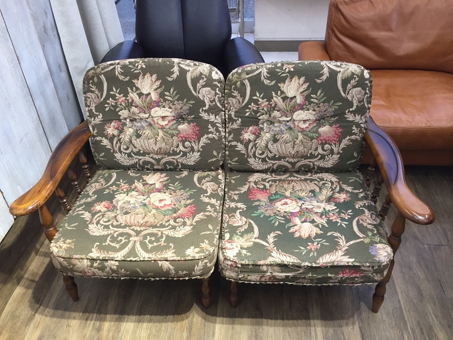 karimoku(カリモク)コロニアルシリーズの3人掛けソファが入荷しました