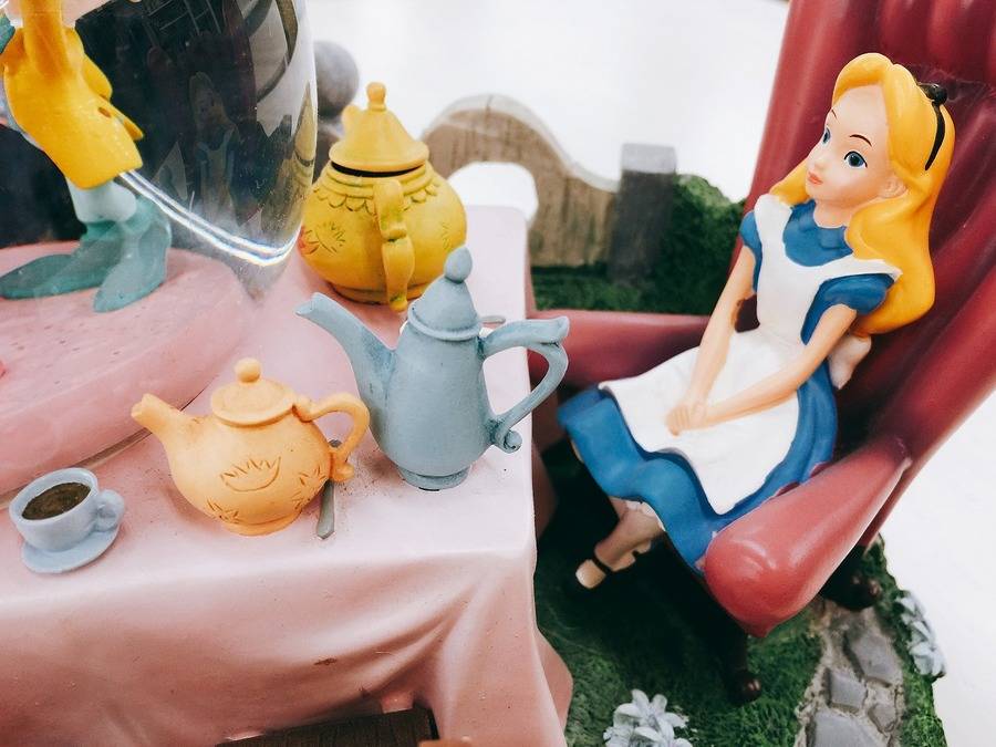 なんでもない日ばんざい！！不思議の国のアリスオルゴールが新入荷