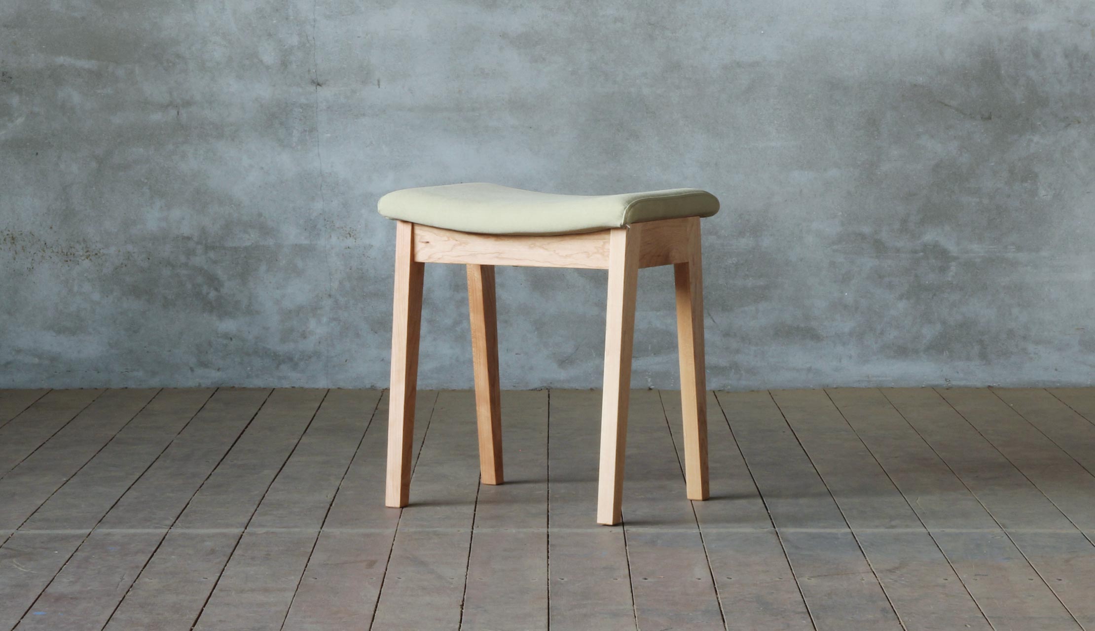 経年変化が楽しめる無垢材で出来たスツール｜SOLID横浜