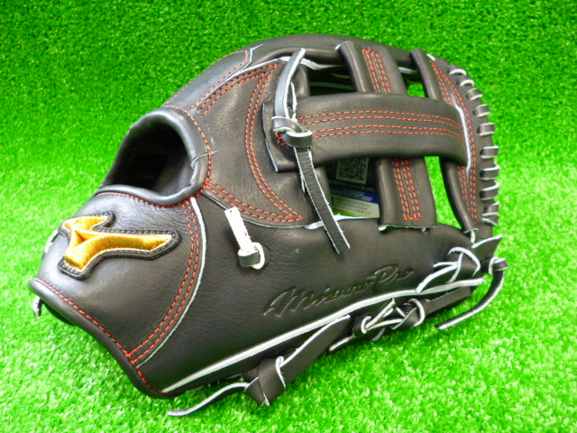 元プロ野球選手石井琢朗氏とミズノの共同開発グラブ入荷しています