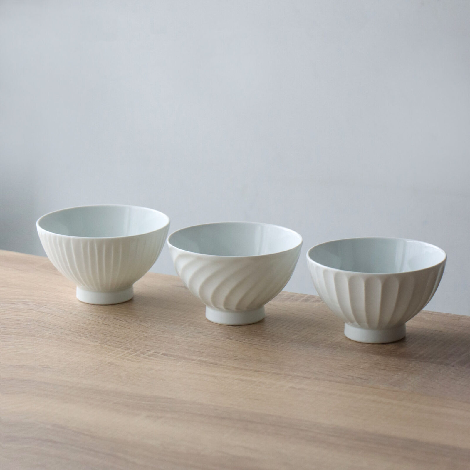 シンプルでお洒落な白磁のお茶碗 | 波佐見焼 白磁 手彫り 茶碗 うねり