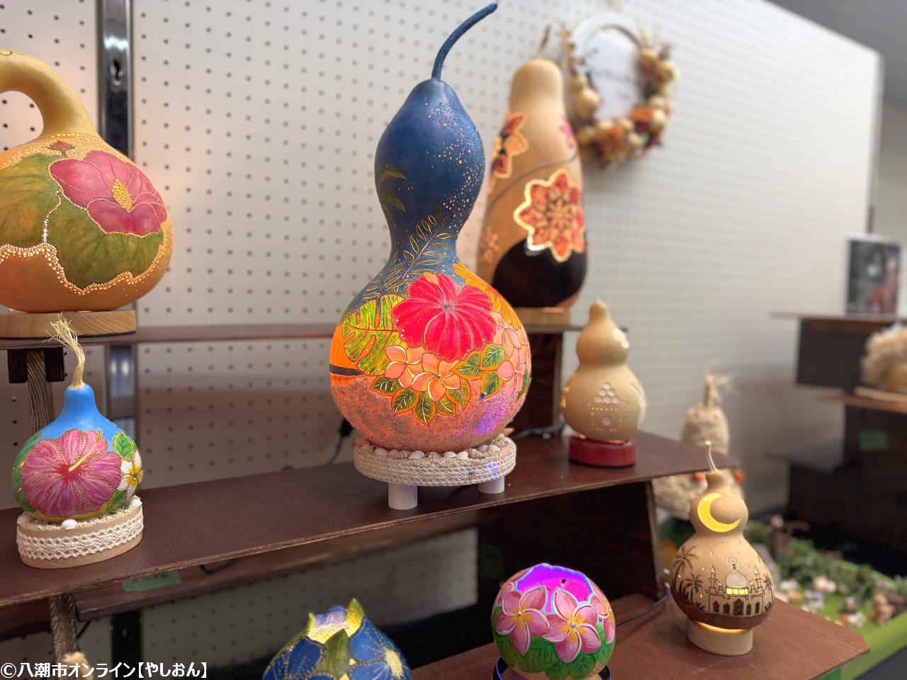 やさしい灯りに包まれて――八潮緑町・立正寺で「ひょうたんアートの世界