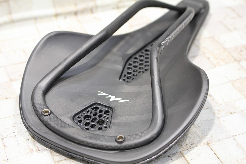 TNI】カーボン3Dプリント製サドルがお求めやすい価格でご案内中