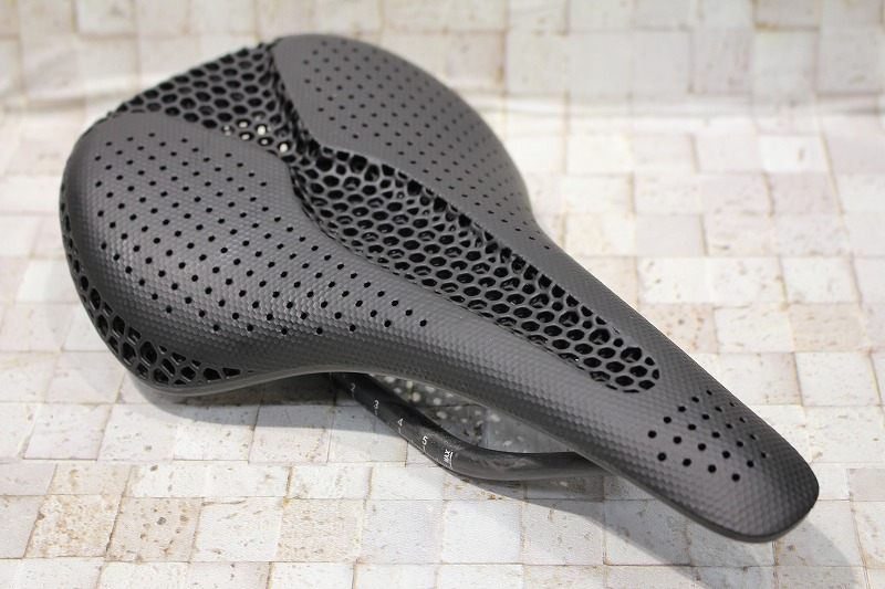 TNI】カーボン3Dプリント製サドルがお求めやすい価格でご案内中