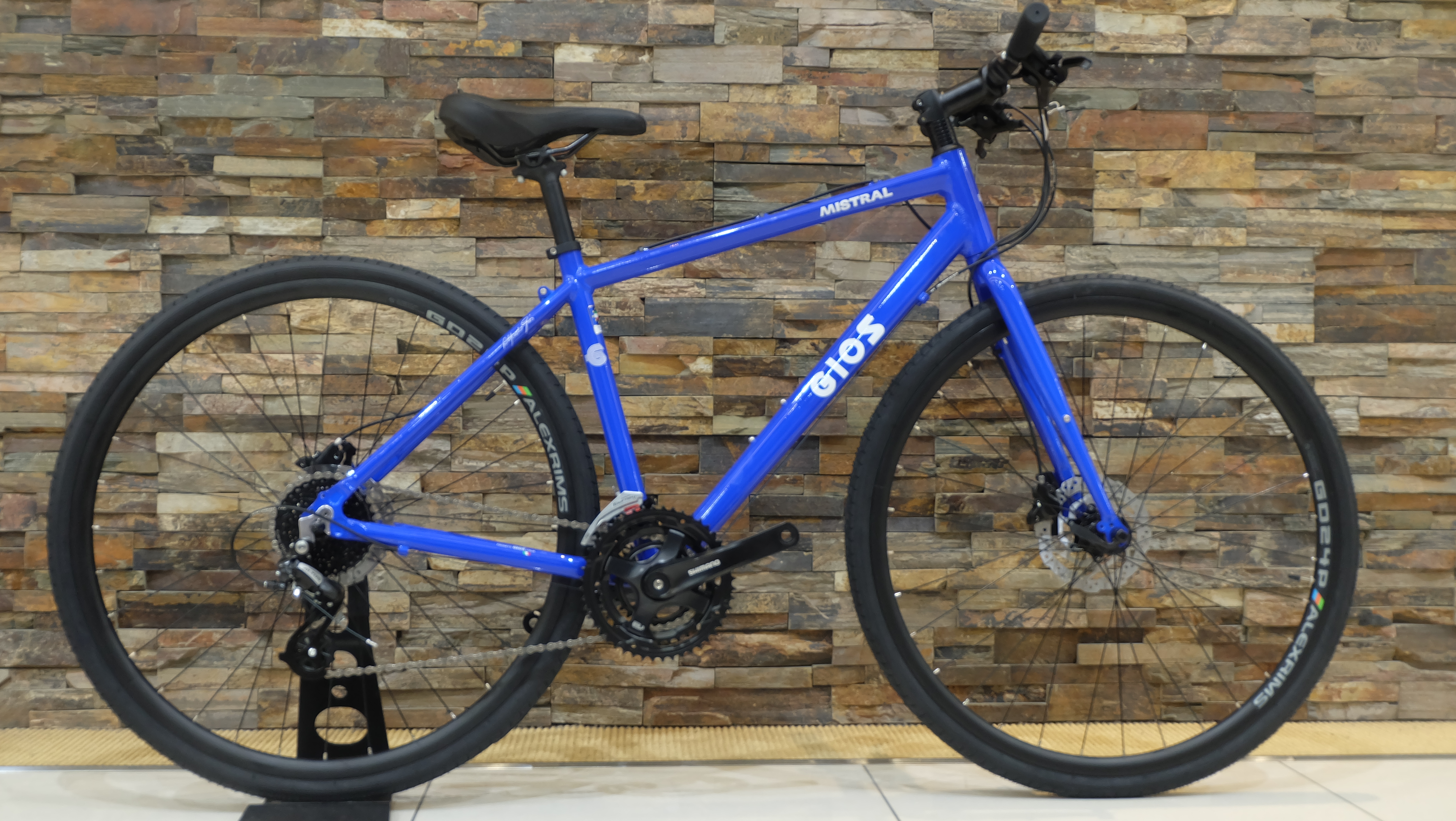 GIOS】デザインが変わってもGIOSらしさ全開！鮮やかなブルーが魅力の