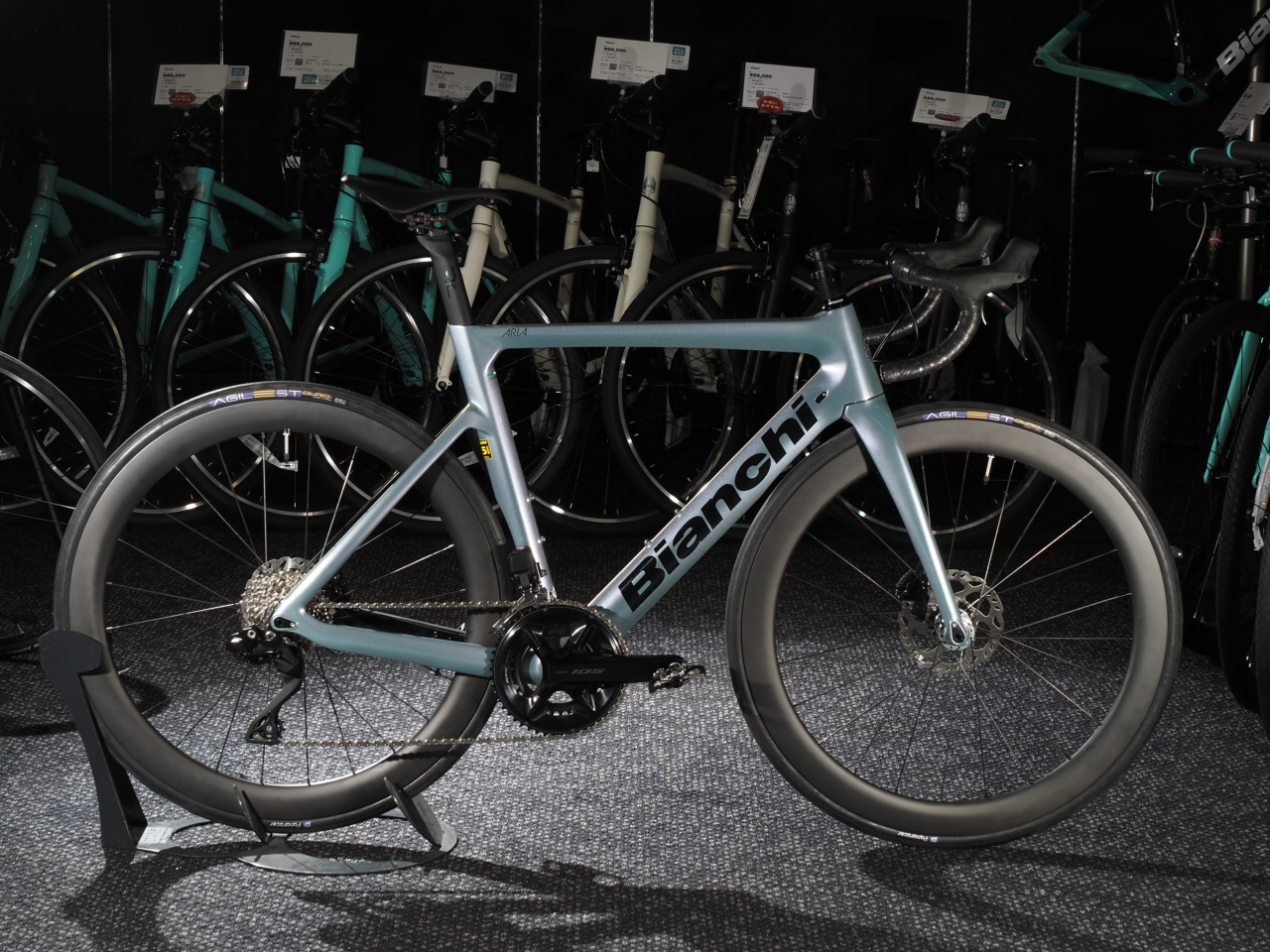 お客様の1台】手組みホイール等こだわりの詰まった美麗カラーなBIANCHI