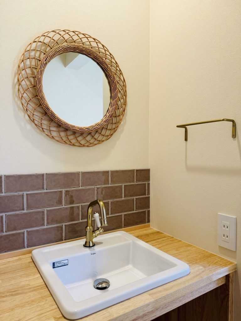 三面鏡のオーダーメイドの洗面化粧台｜厚木市の優建築工房の住まい