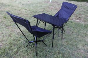 細長い収納のタラスブルバ アルミロールテーブル – 残念キャンプで