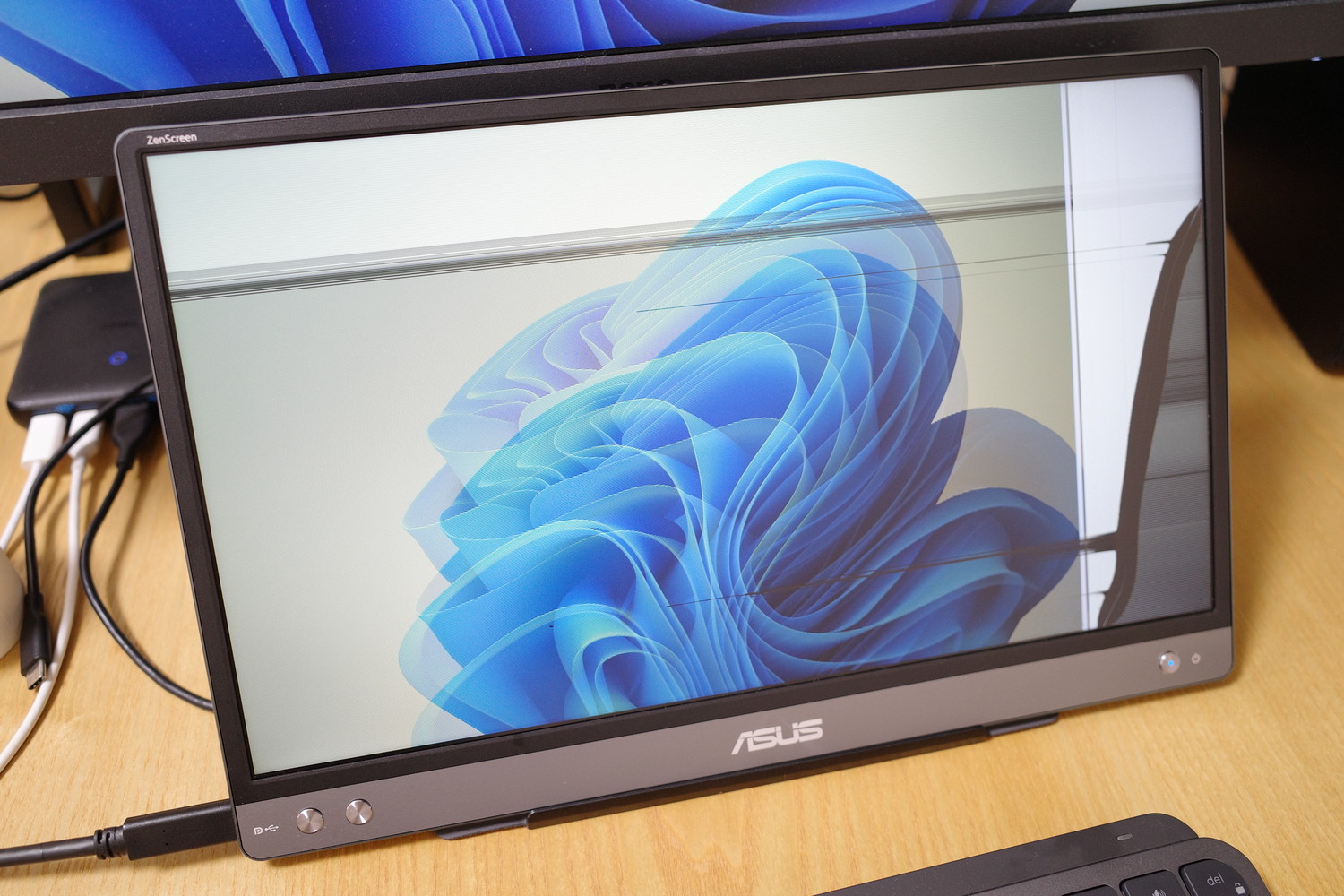 モバイルディスプレイの液晶画面が割れました。取り扱いには注意しま