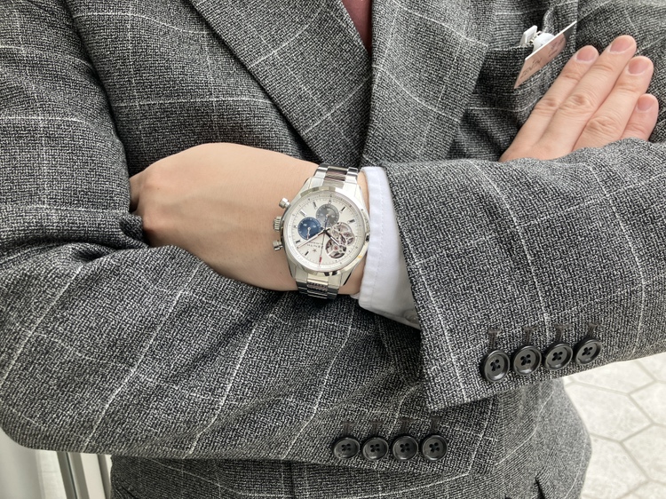 ゼニスの代表モデル、小窓から見えるムーブメントが特徴的。クロノ