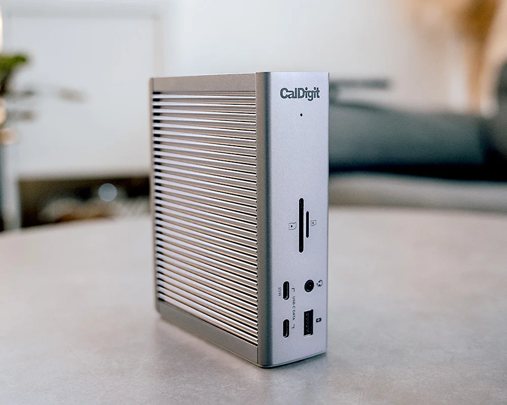 CalDigit TS4 最大のメリットは背面接続。デスク配線の整理にも貢献