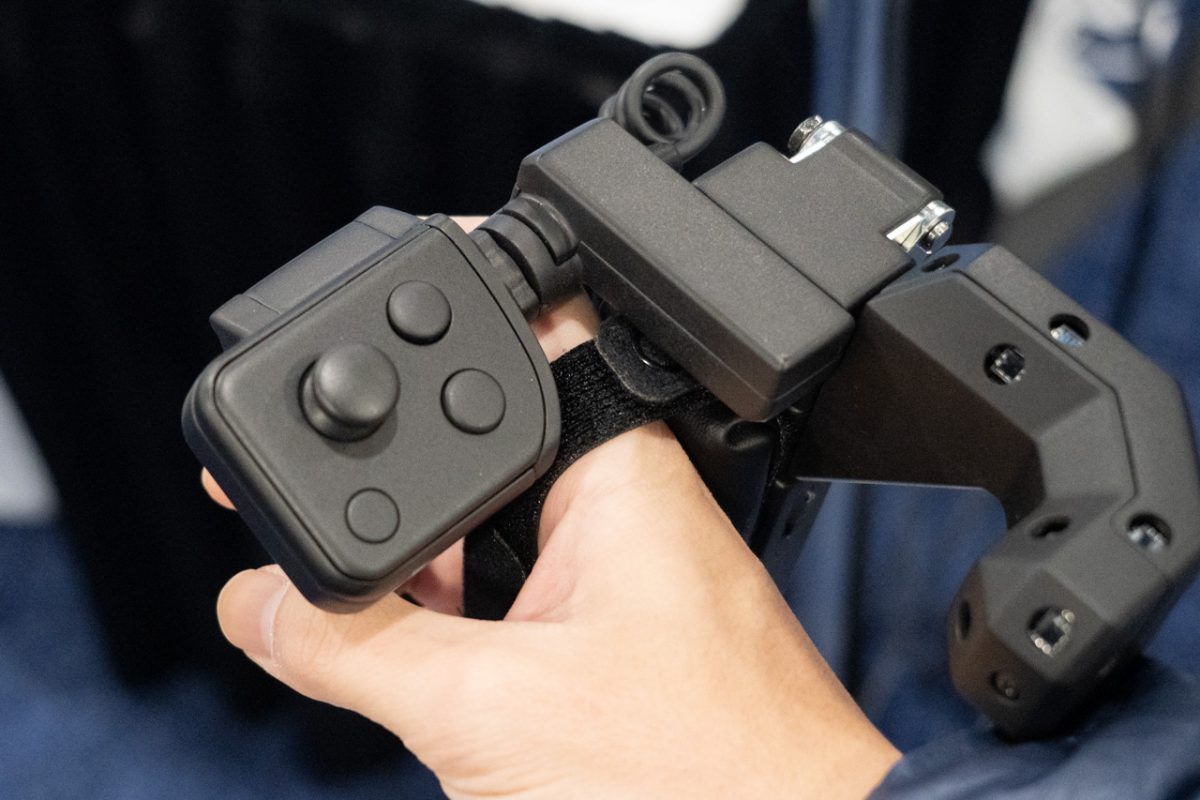 ボトルを持ったり楽器演奏したりできるVRコントローラー、Shiftall