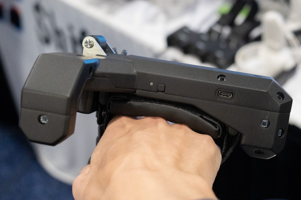 ボトルを持ったり楽器演奏したりできるVRコントローラー、Shiftall