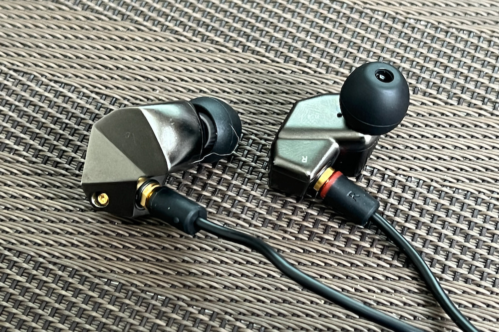 final B2レビュー・ウェットで潤いのある音と評判のイヤホン・ 実際に