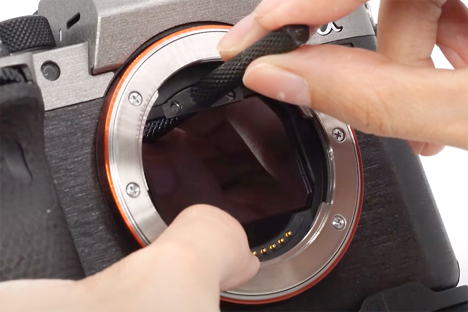 カメラの中に取り付ける「クリップフィルター」の「α7 IV」用が発売