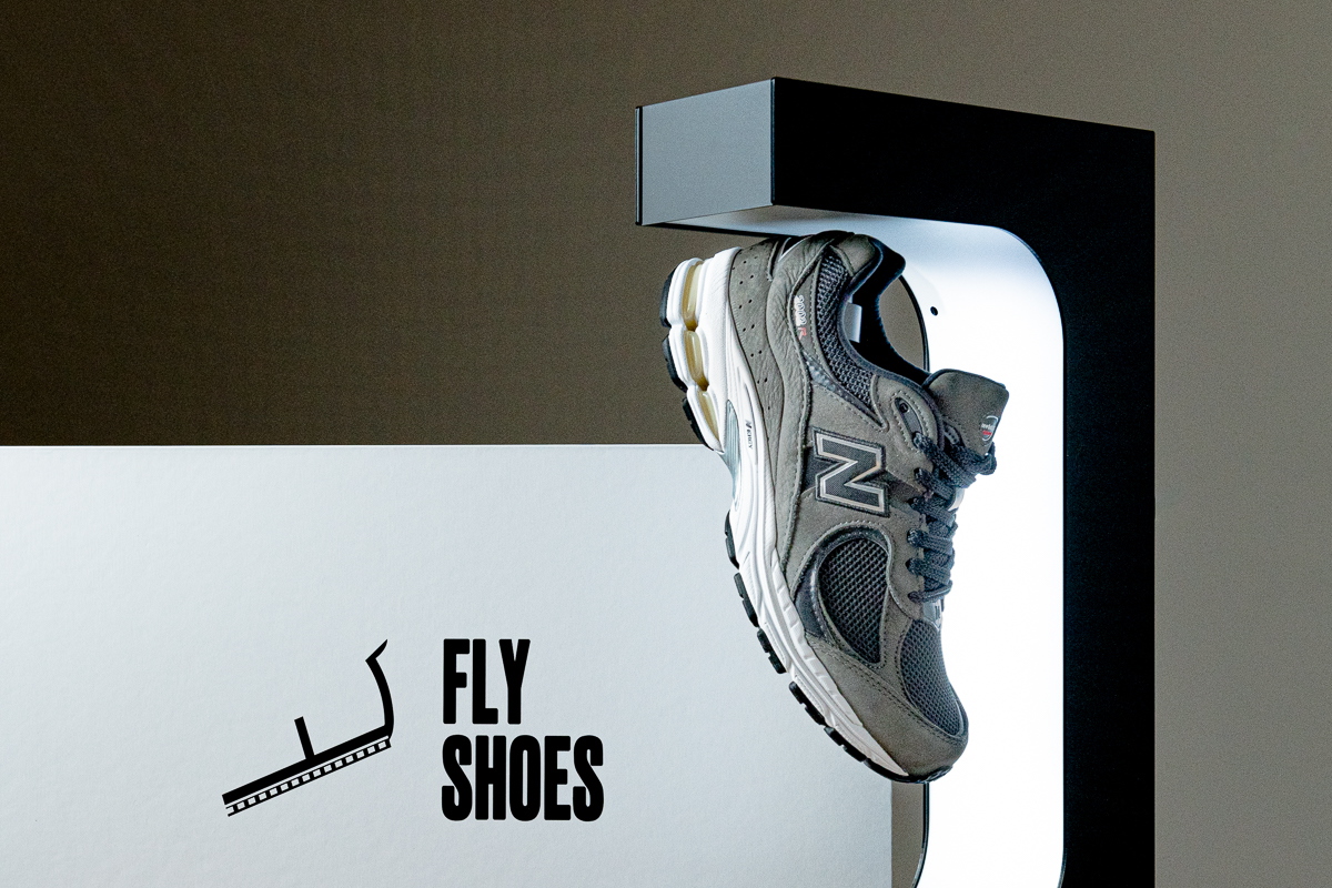 まるで無重力!? スニーカーを浮かせて飾る近未来型浮遊ディスプレイ