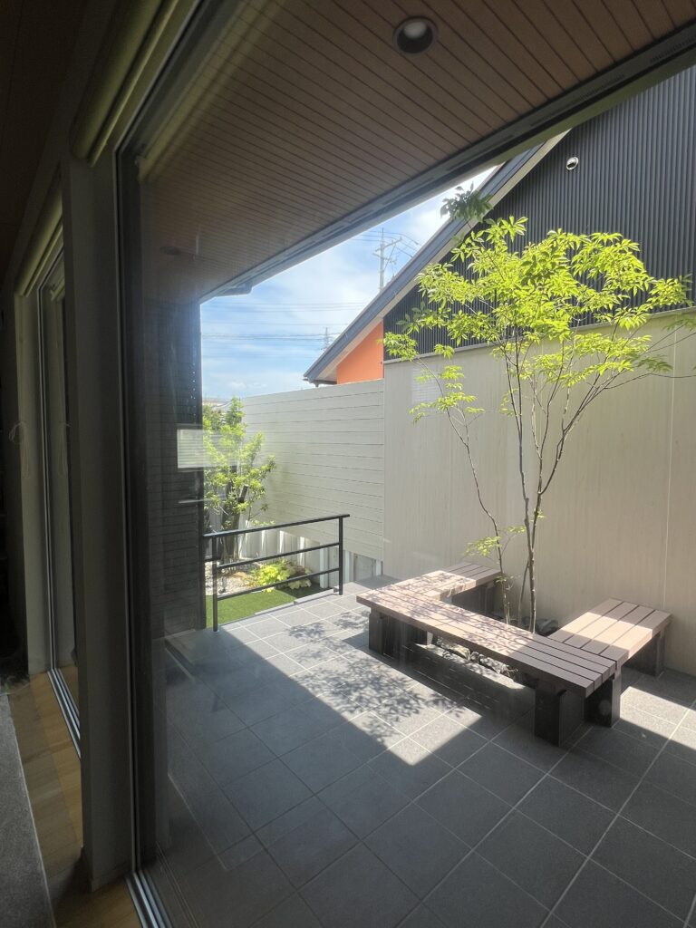 山採りのアオダモが印象的なモダンなセミクローズ外構 - グリーンステージ