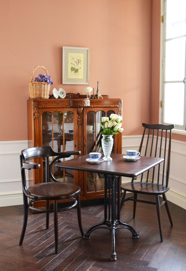 フランスのアンティーク家具、アイアンの脚がかっこいいカフェテーブル