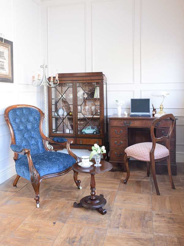 ブルーの張地と装飾が美しいウォルナット材のアームチェア、キャスター