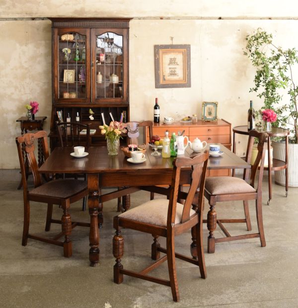 英国アンティークの伸長式のダイニングテーブル、足のデザインが