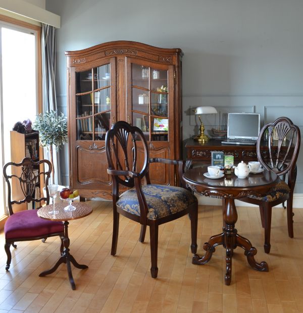 アンティーク風のおしゃれな椅子、背もたれの装飾が美しいヘップ