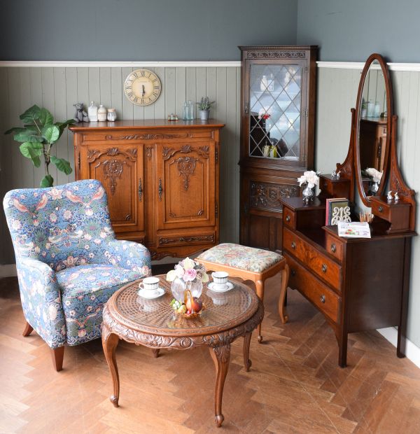 ウィリアムモリス風のおしゃれな椅子、華やかなデザインのアームチェア