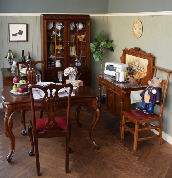 アンティークのチャーチチェア、ポインテッドアーチの背もたれが