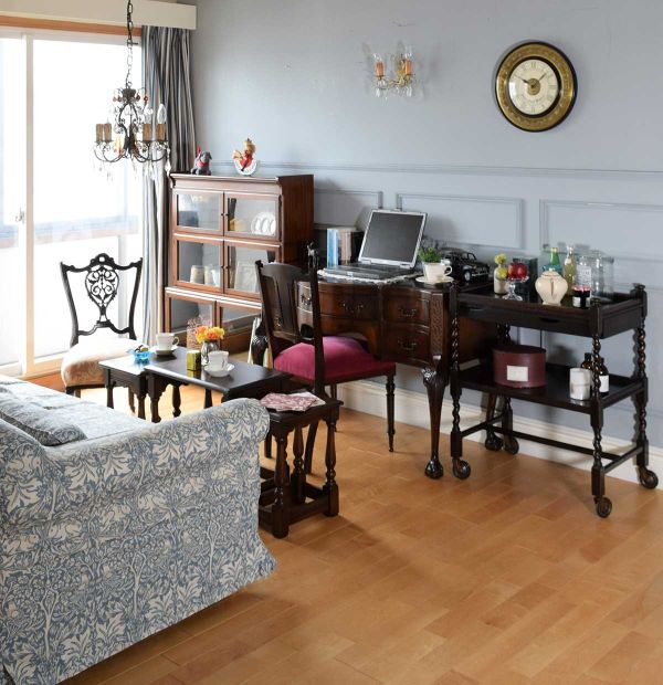 アンティーク調のおしゃれな時計、キラッと輝く絵になるウォール