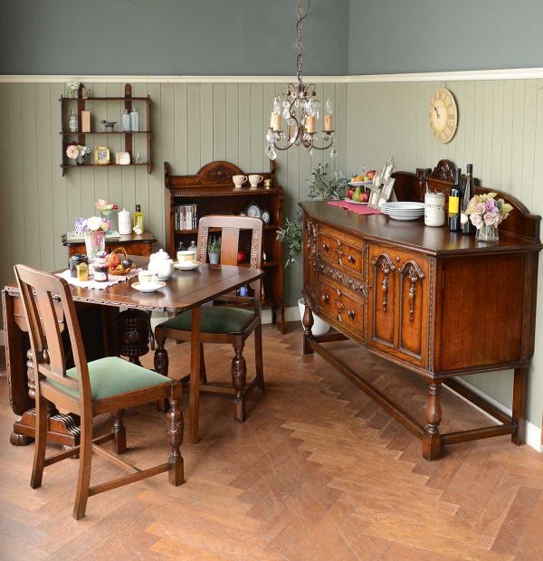 英国アンティークらしいおしゃれなキャビネット、彫刻が美しいサイド