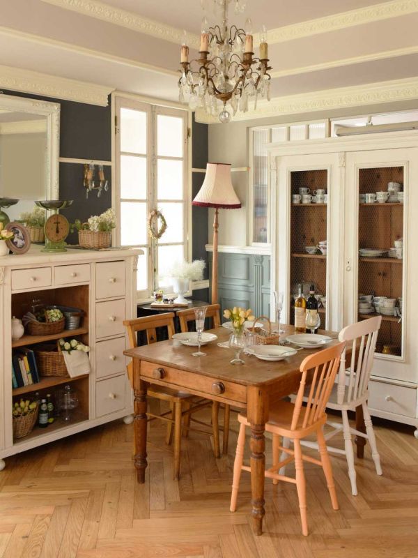 シャビーシックなアンティークのキャビネット、白いフレンチカウンター