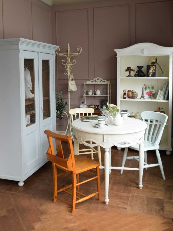 フランスから届いた白いアンティーク家具、ペイントのおしゃれな