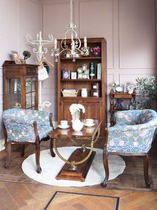 イタリアから届いたアンティーク調の家具、おしゃれなオープンシェルフ