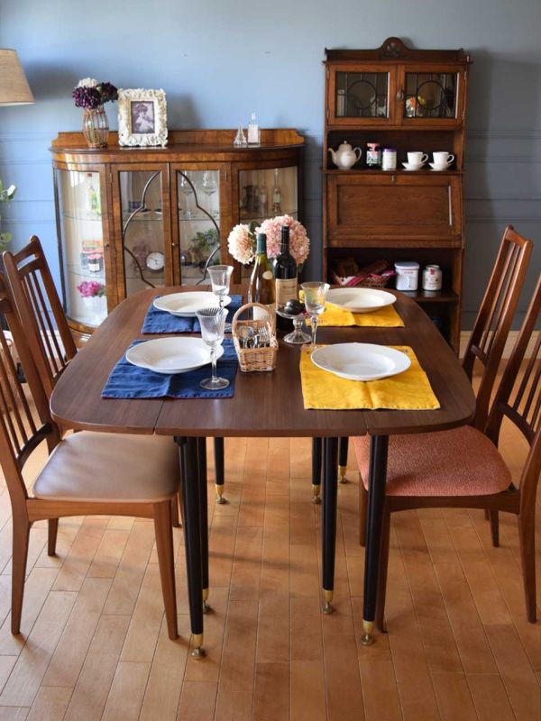 北欧スタイルのビンテージのチェア、カッコいいイギリスのダイニング