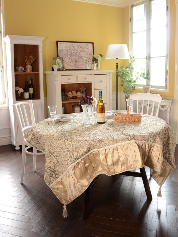 フランスアンティーク調のシャビーシックな家具、バラの装飾が可愛い