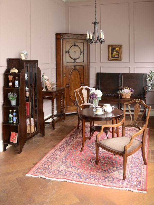 イギリスから届いたアンティークの本棚、マホガニー材の杢目が美しい