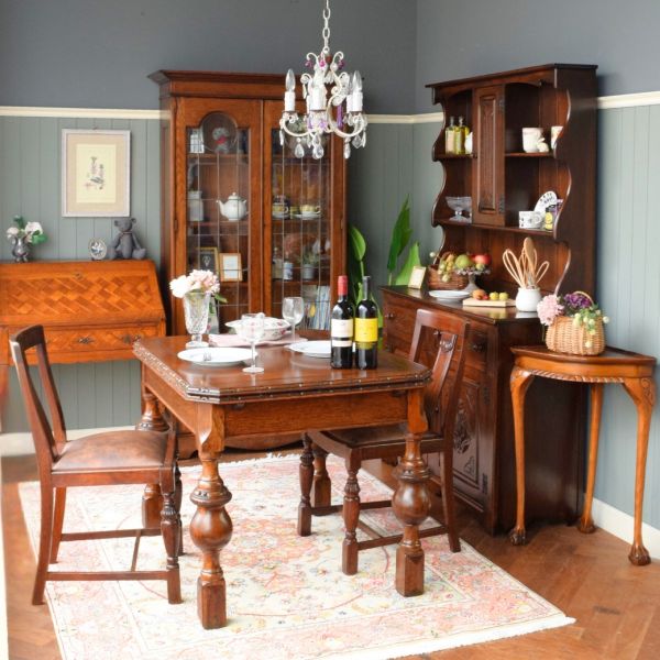 アールヌーボーの象嵌が美しいキャビネット、ステンドグラス扉の