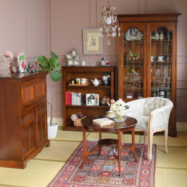 アールヌーボーの象嵌が美しいキャビネット、ステンドグラス扉の