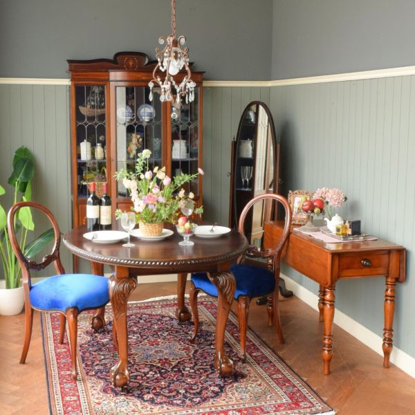 英国アンティークのガラスキャビネット、ステンドグラスが美しい