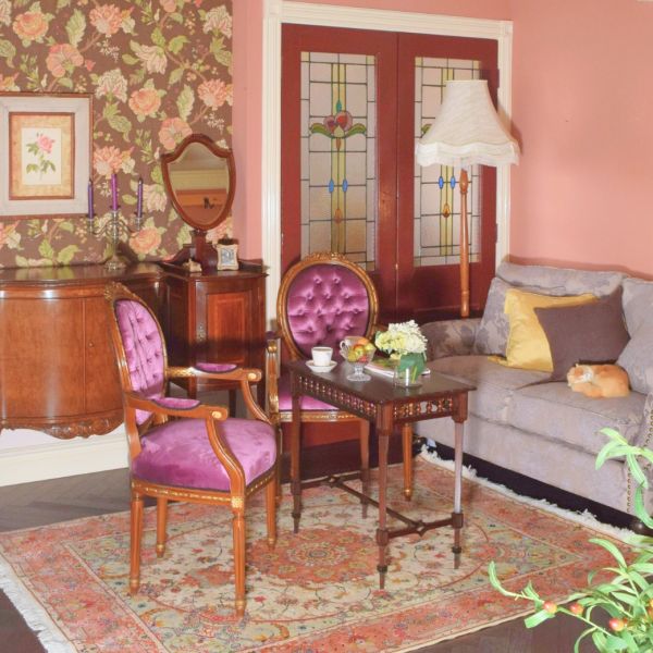 ヨーロッパ調のおしゃれなソファ、お花模様がエレガントな2人掛け