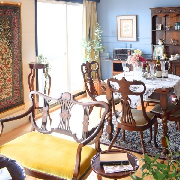 英国から届いたアンティークの椅子、透かし彫りと象嵌が美しい長椅子