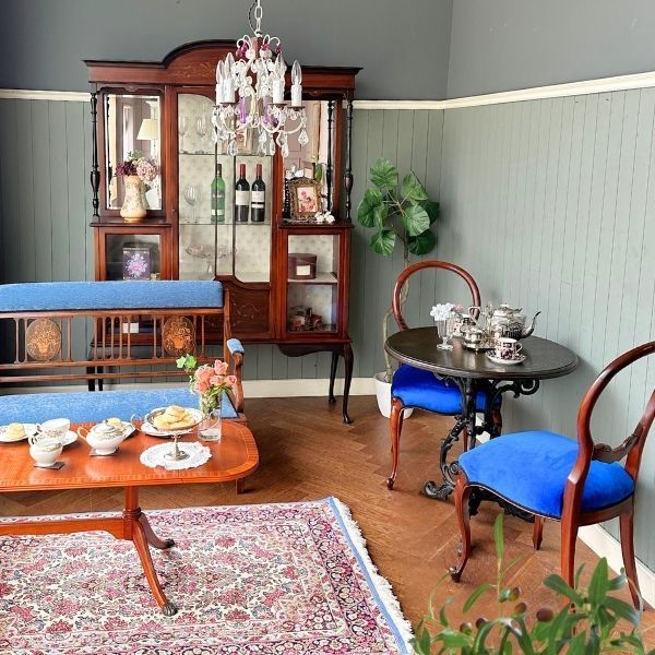 ローズウッド材のアンティークの椅子、お花の象嵌が美しいひじ掛けが