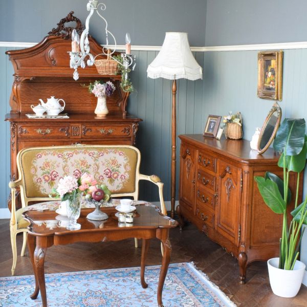 フランスのアンティークソファ、プチポワンの刺繍が美しいおしゃれな