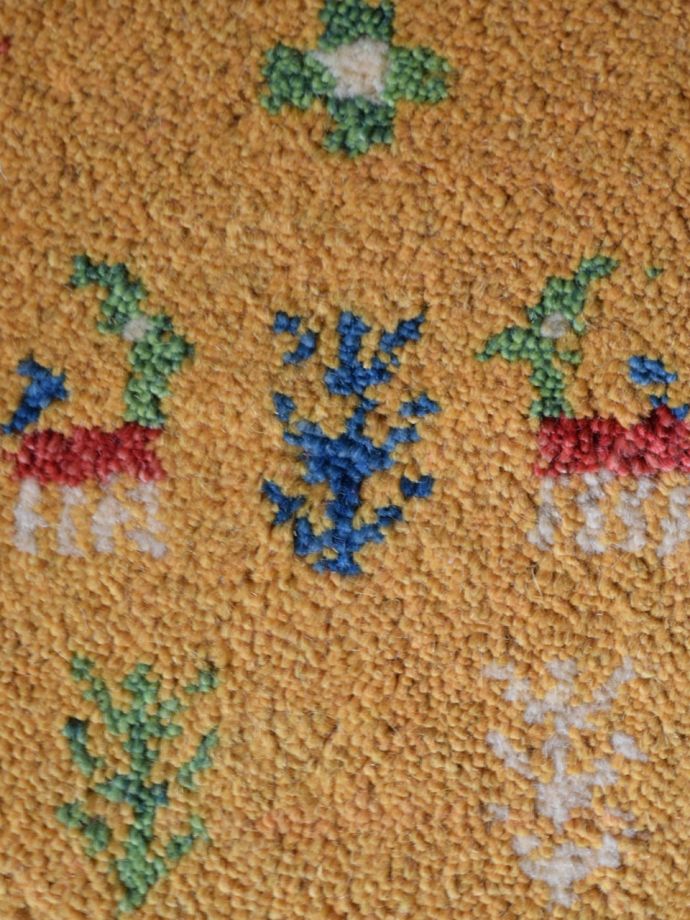 イエローの草木染が美しいコンパクトサイズのギャッベ 、木✕動物の