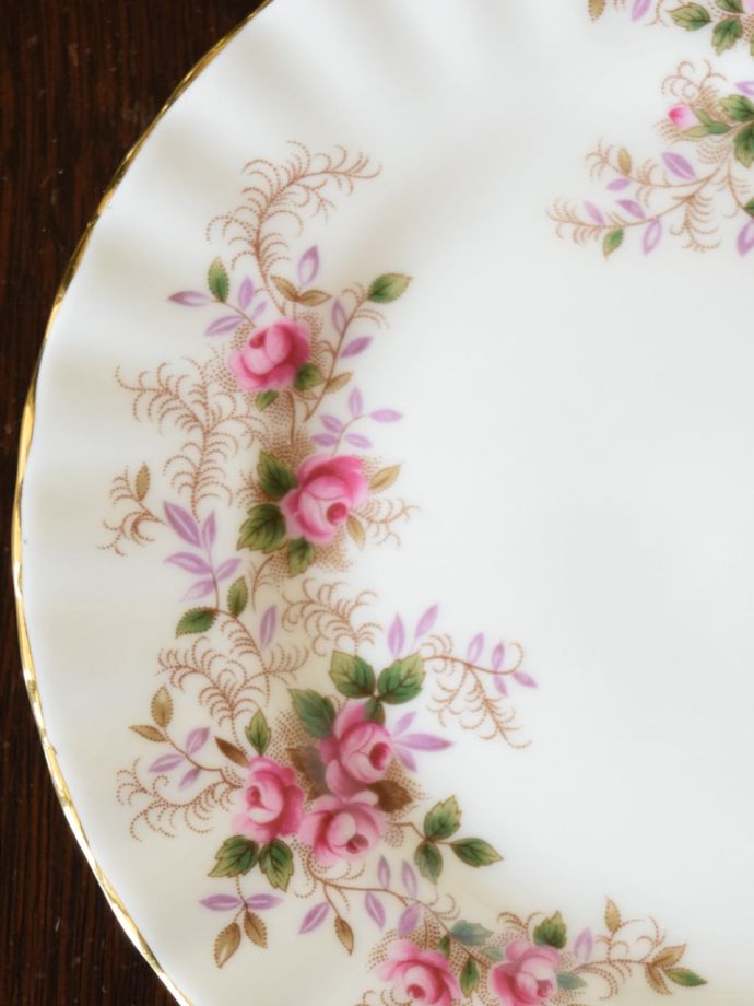ロイヤルアルバート社のアンティーク食器、バラのプレート（ラベンダー