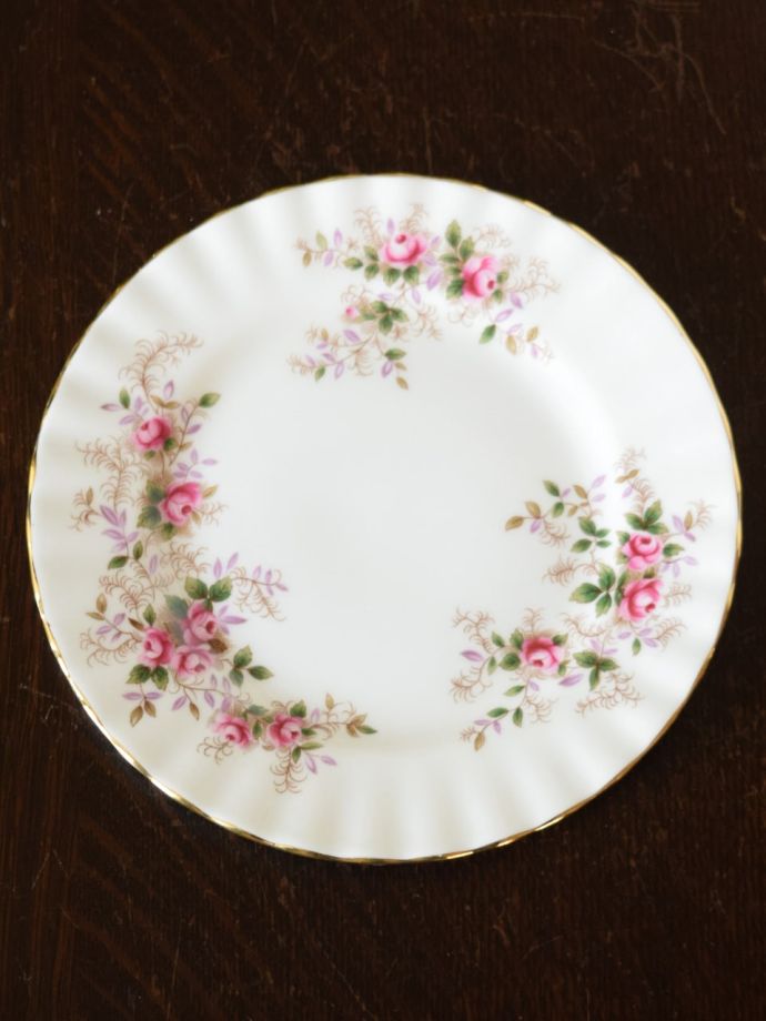 ロイヤルアルバート社のアンティーク食器、バラのプレート（ラベンダー