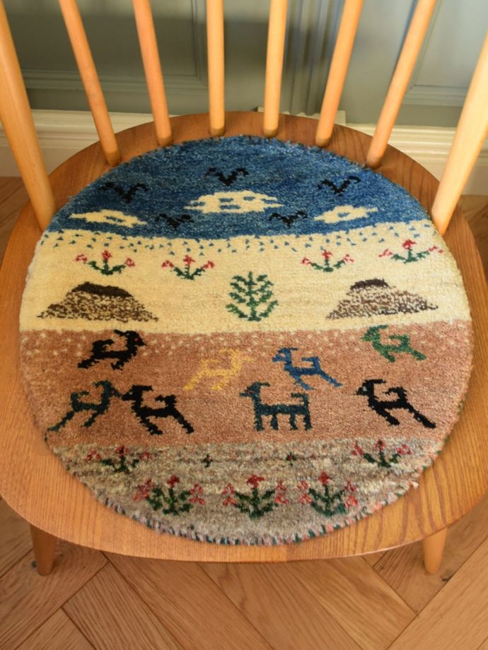 カシュクリの丸い形のおしゃれな座布団、大草原が描かれた美しい