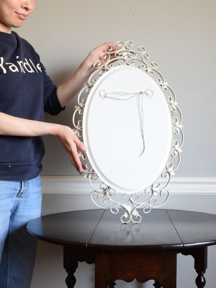 アンティークのおしゃれな壁掛けミラー、お花のモチーフが可愛い白い