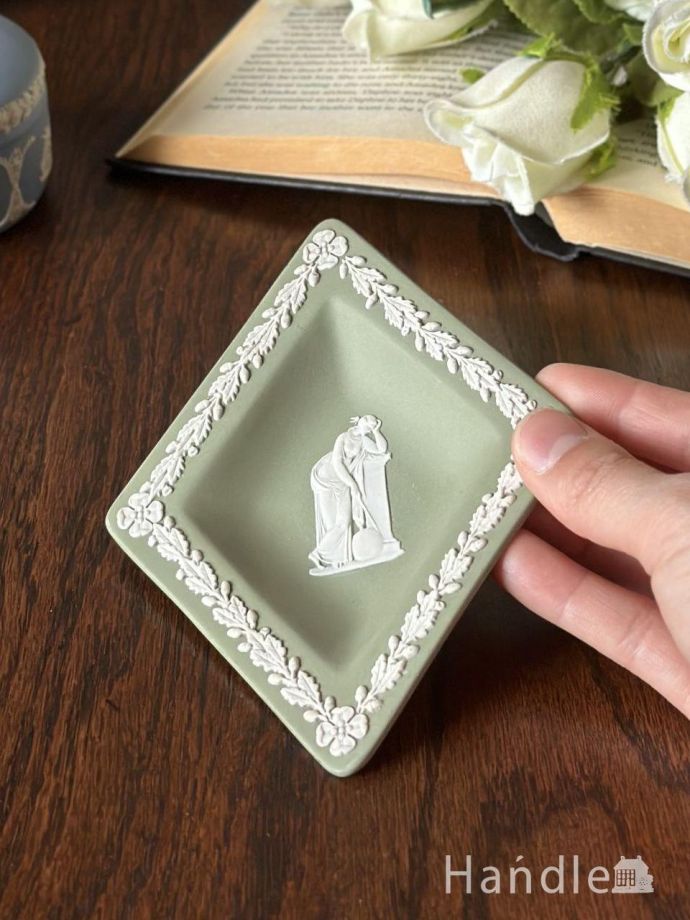 英国アンティークのウェッジウッド、セージグリーンのジャスパーウェア